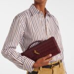 Andiamo Intrecciato Leather Clutch in Burgundy – Bottega Veneta